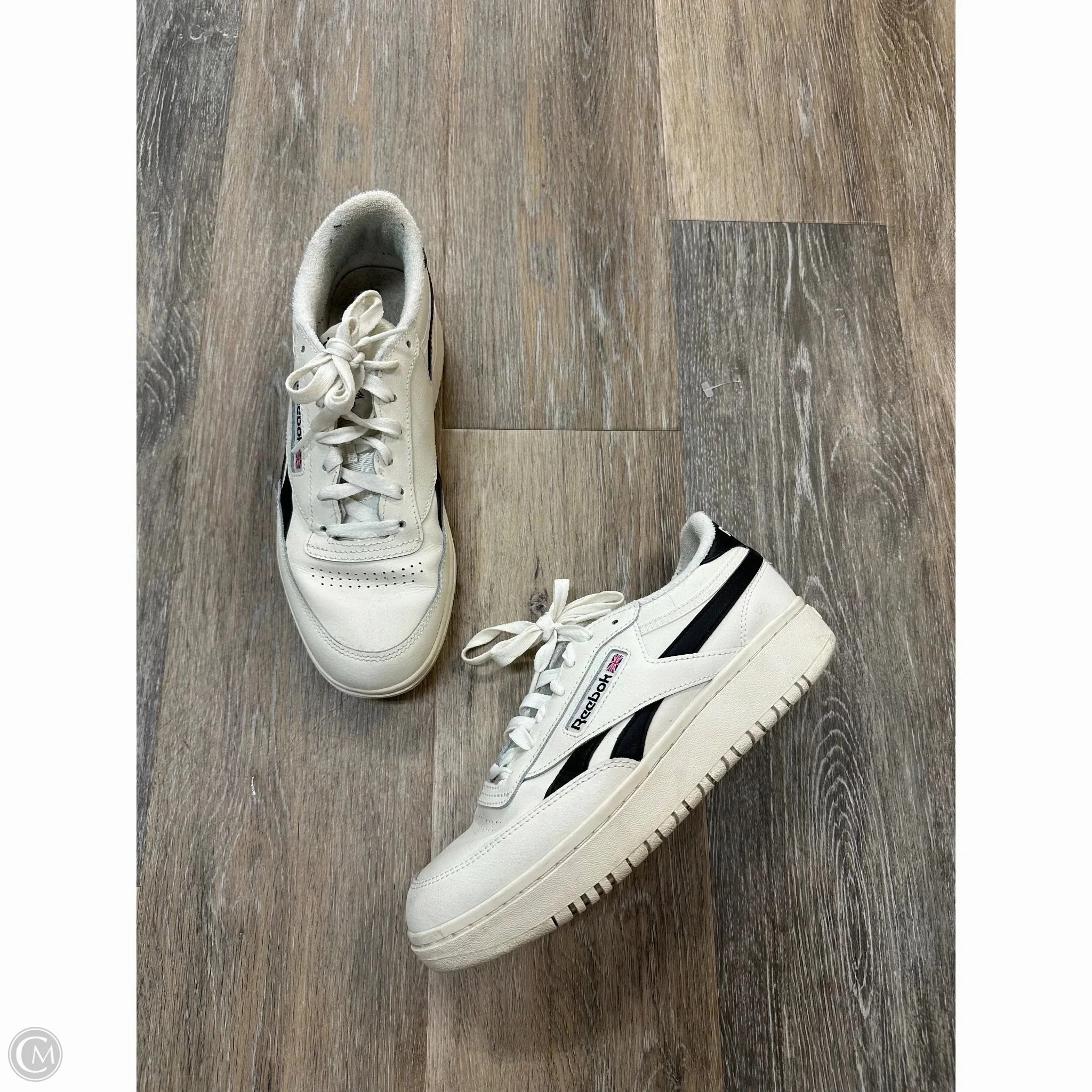 Trendy Look -Shoes Sneakers By Reebok In White, Size: 8