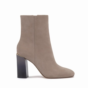 Jordyn in Dovetail statement - making skaters