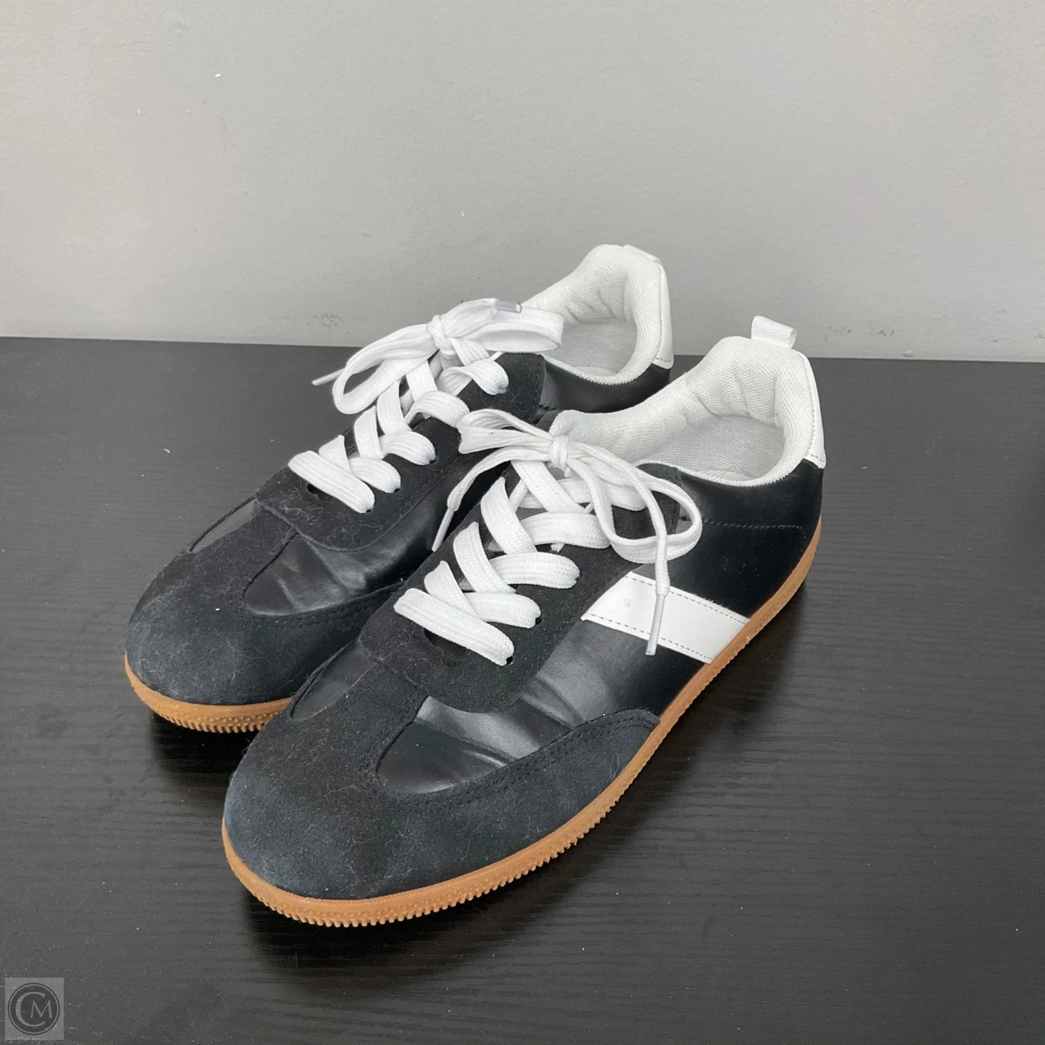 Non Slip Outsole Shoes Sneakers By Clothes Mentor In Black, Size: 8