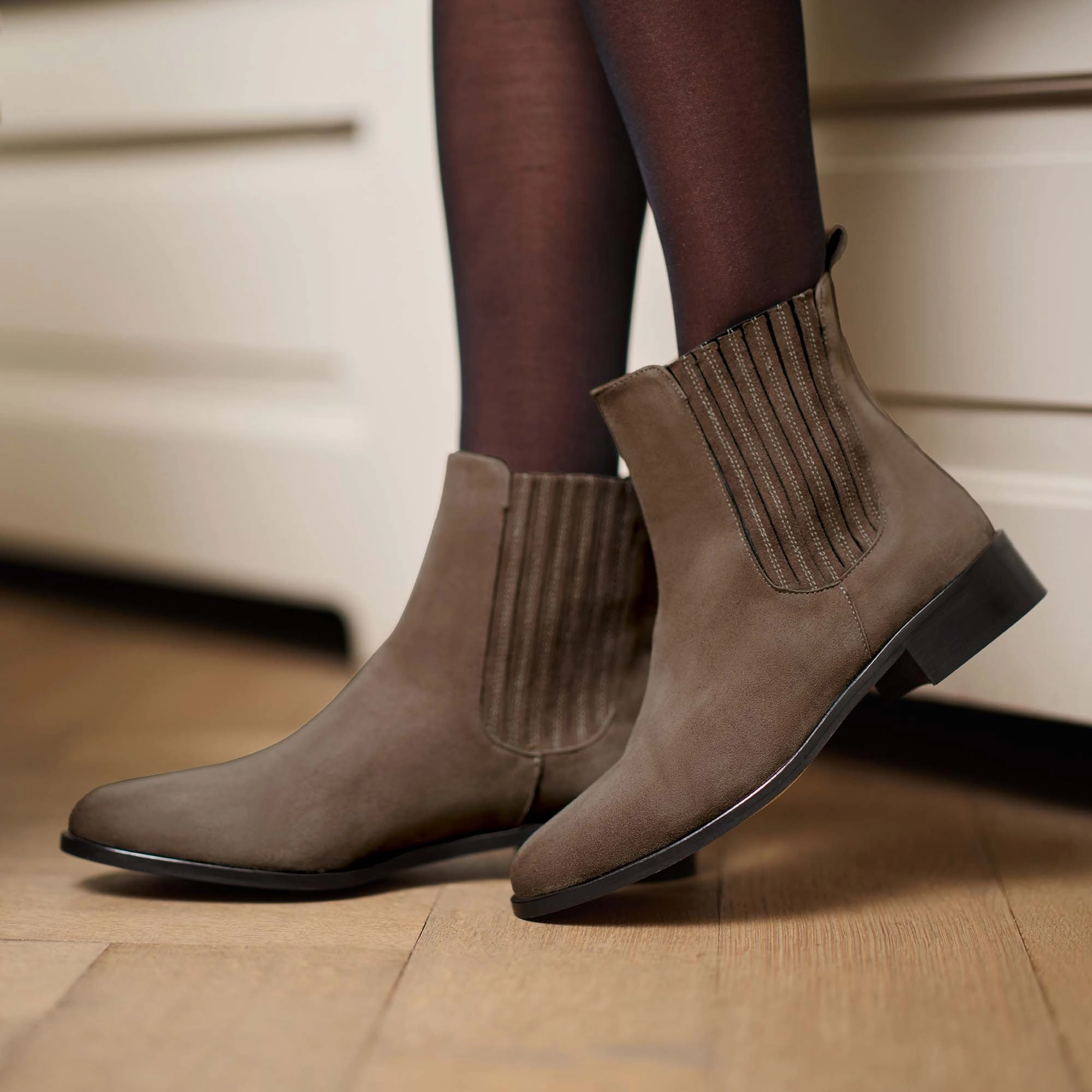 Collapsible Heel Vend?me Chey taupe suede chelsea boots