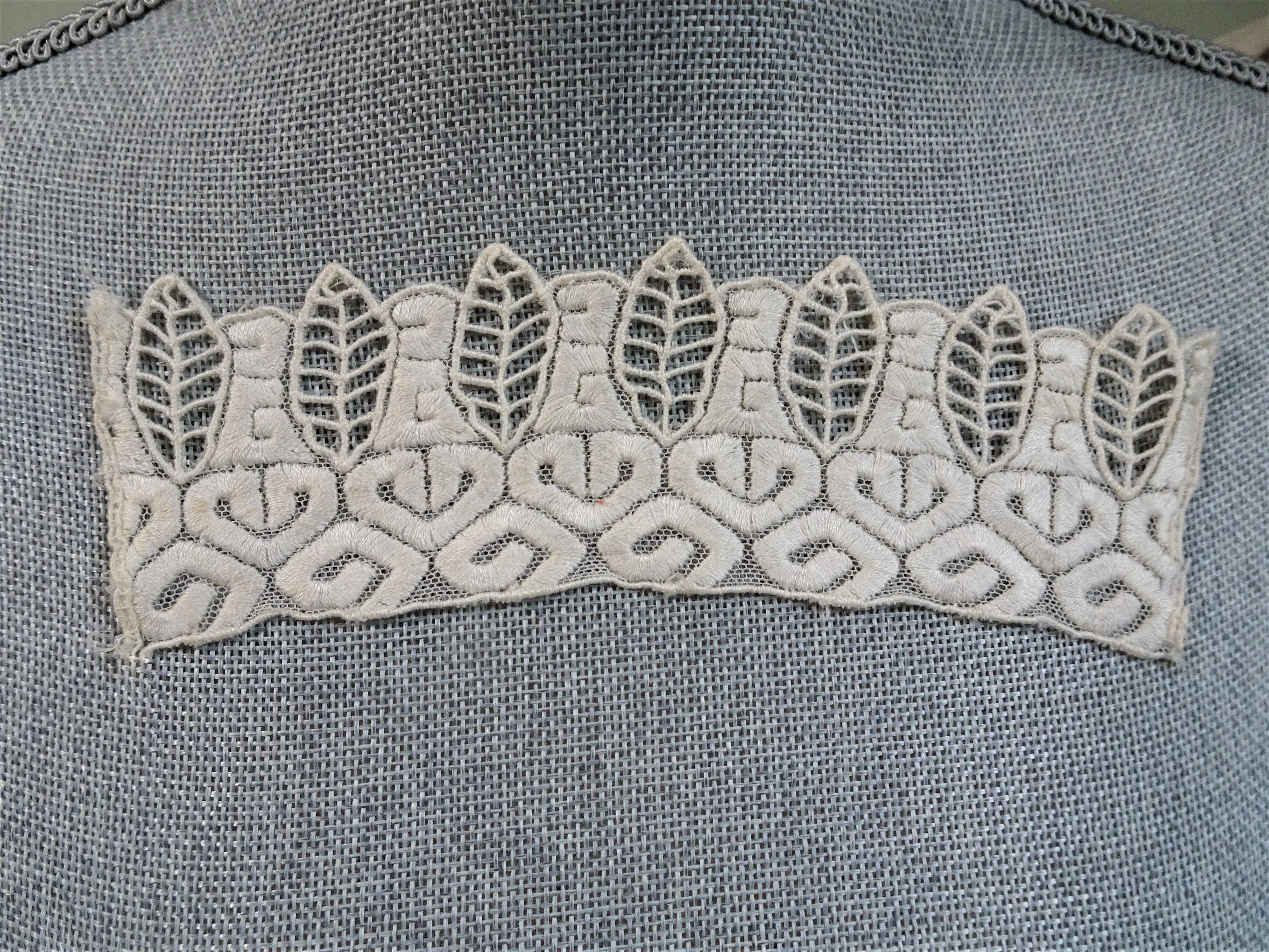 BEAUTIFUL Victorian Lace Embroidered Trim Applique on Netted Lace, Lovely Pattern,Fine Heirloom Sewing Crafts, Collectible Vintage Lace