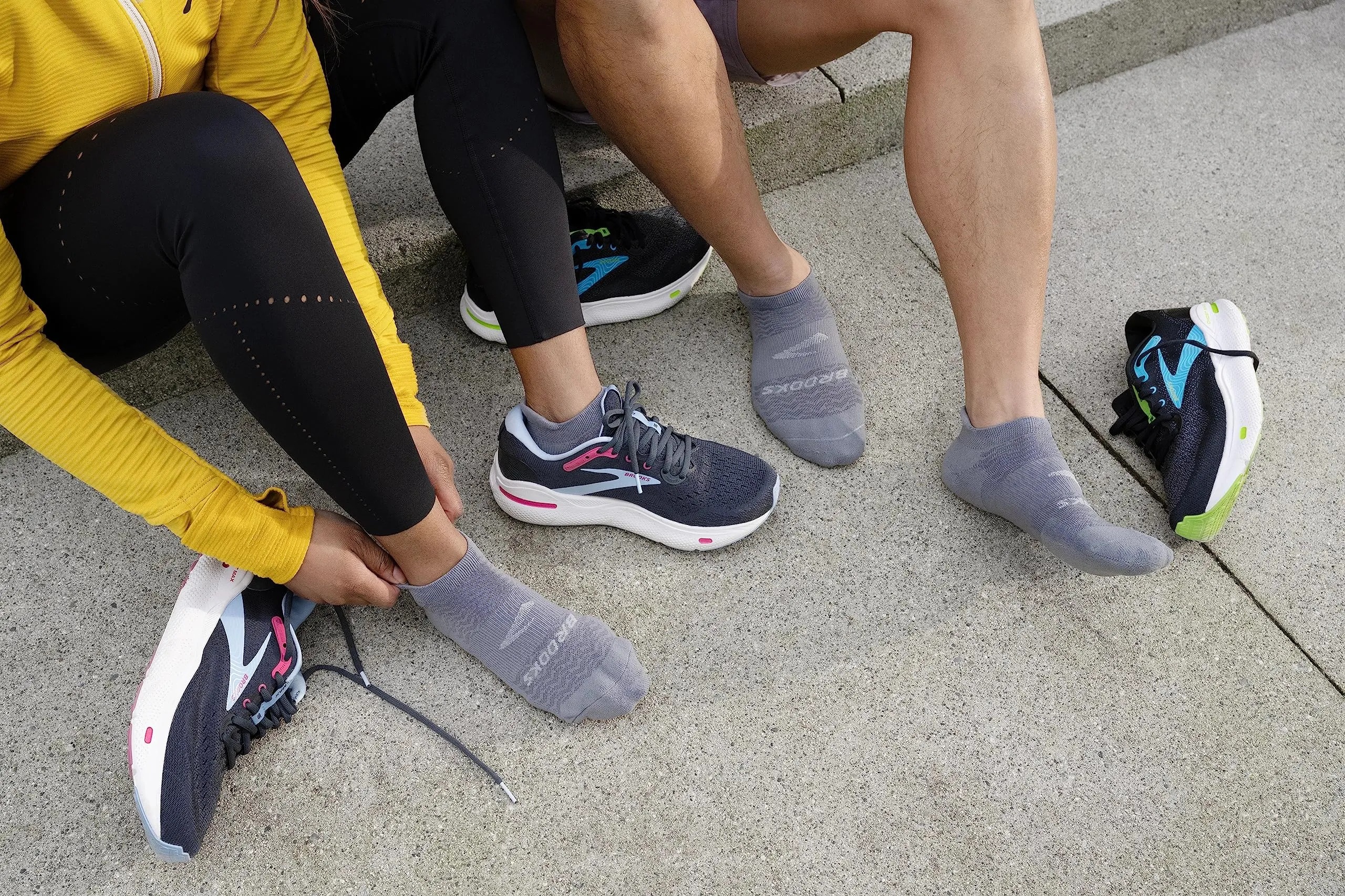 Brooks Run-In No Show Socks I Comfort Fit, Unisex, Performance Running Socks (6-Pack Set) - Asphalt/White/Black - L