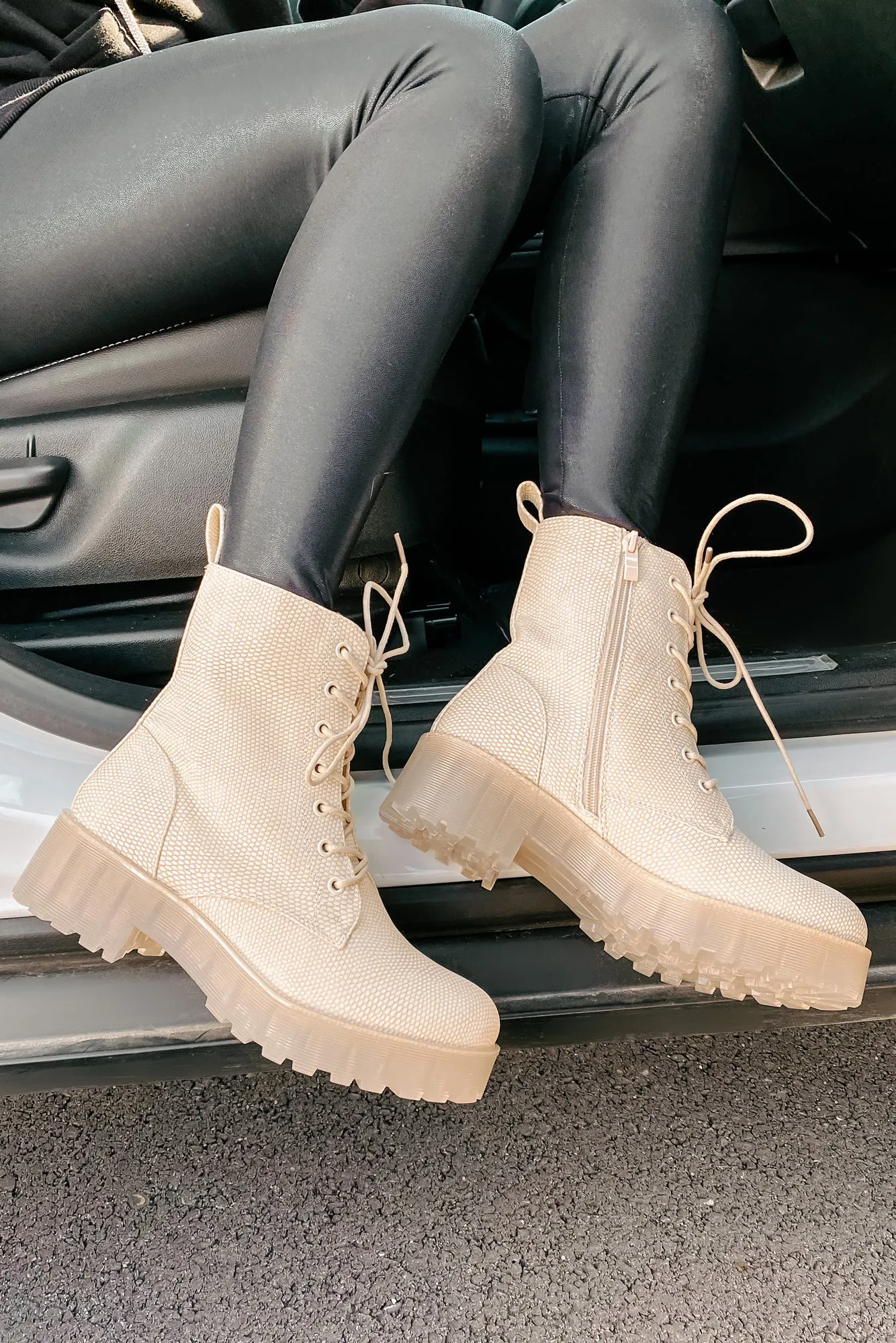 Croc Lock & Drop It Croc Clear Sole Combat Boots (Natural)