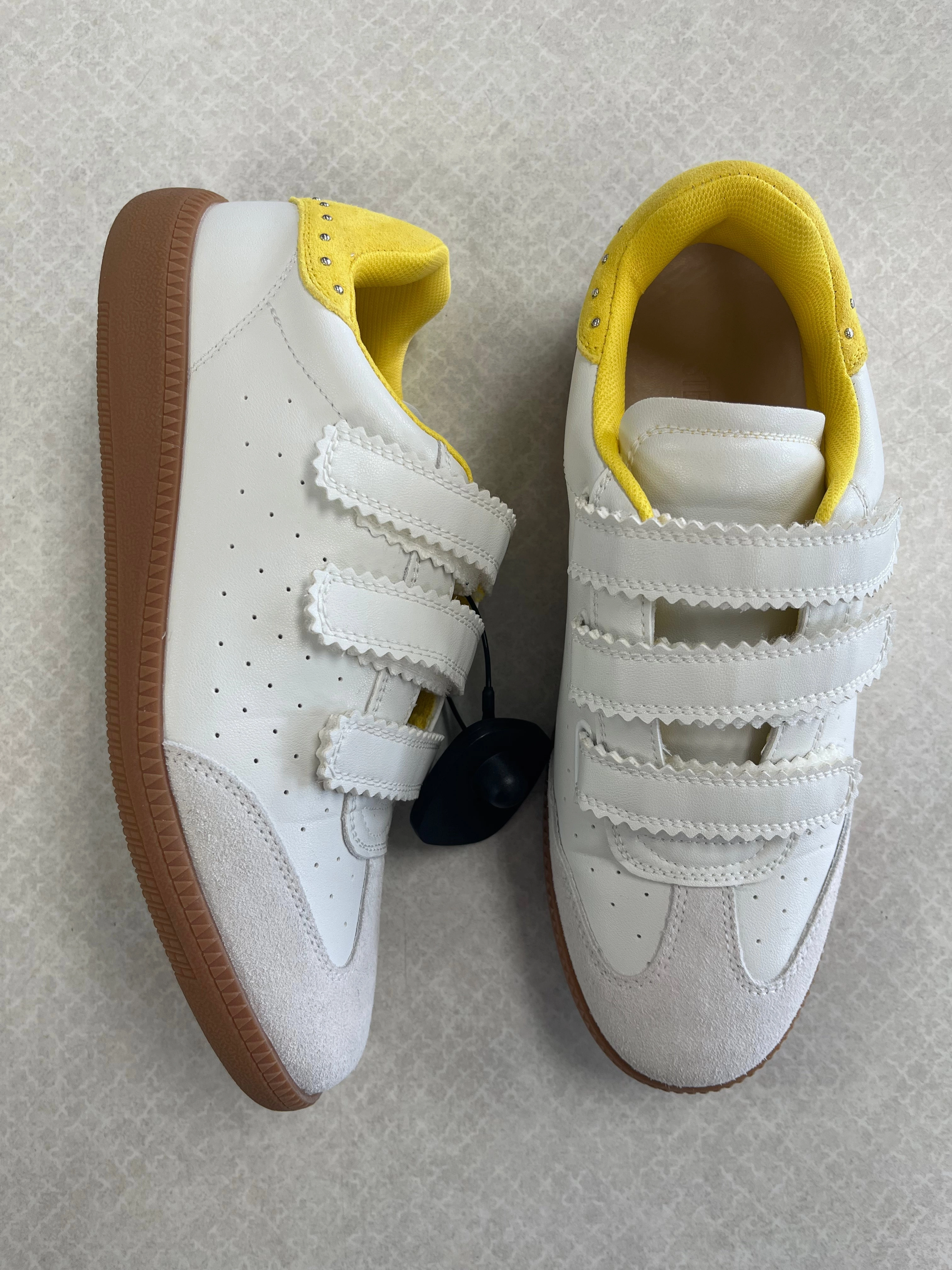 Low Profile Design Shoes Sneakers By Steve Madden In White & Yellow, Size:8.5