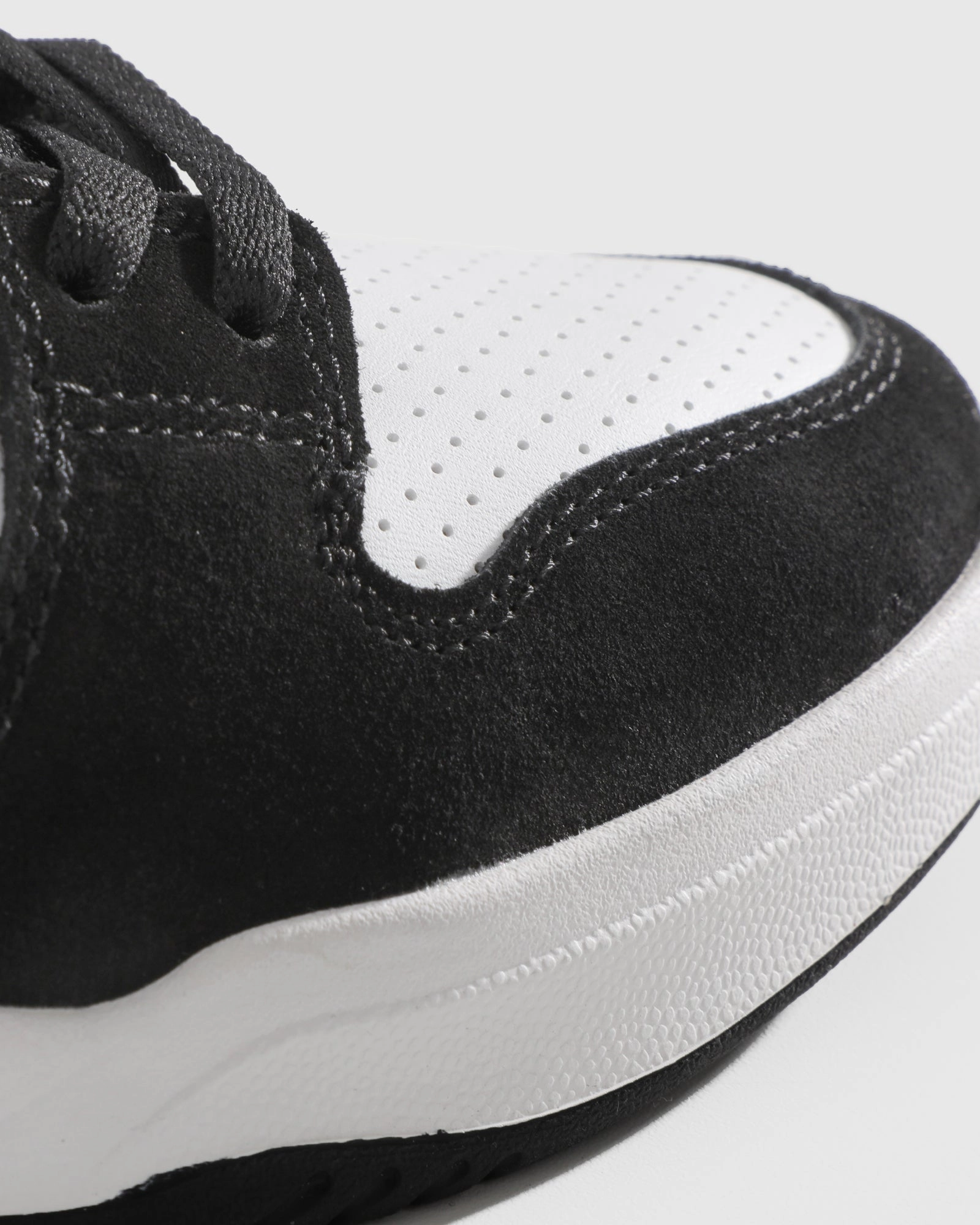Breathable Indoor Fitness Telford Low - Black/White Leather