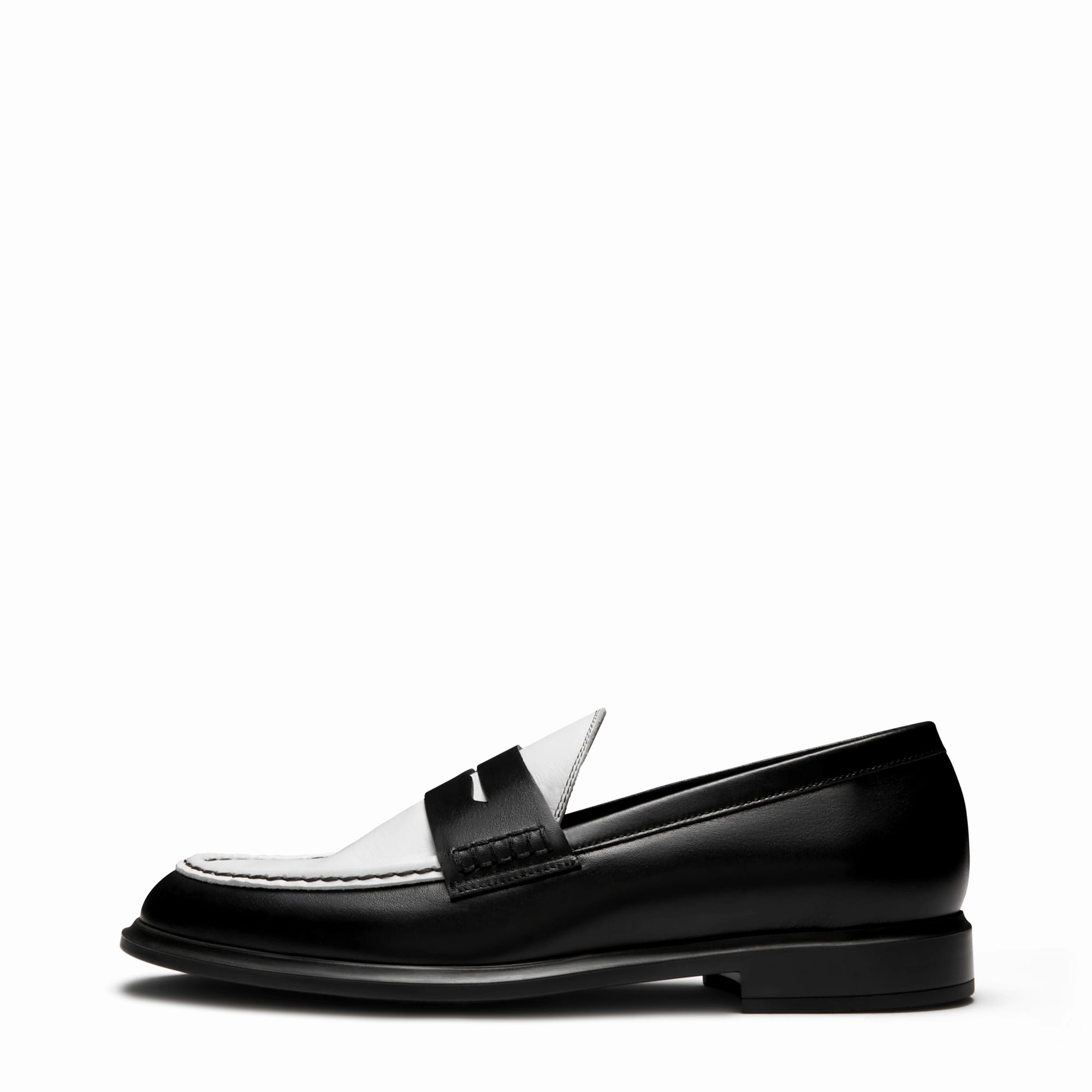 Vend?me Blandine black and white calfskin leather loafers Non-marking sole Soft-touch design