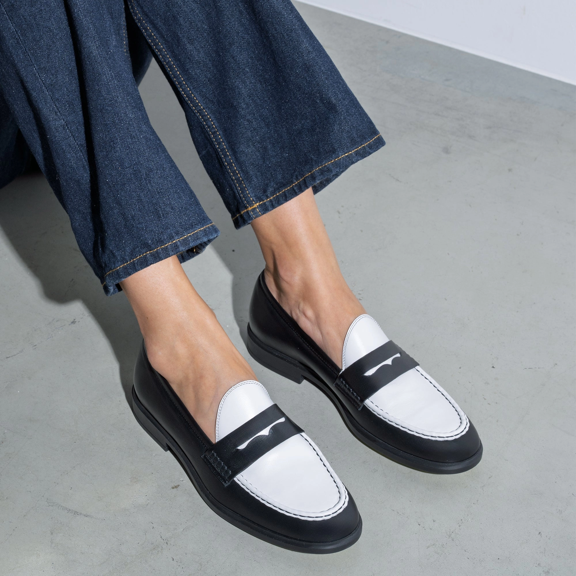 Vend?me Blandine black and white calfskin leather loafers Unique Look dancer