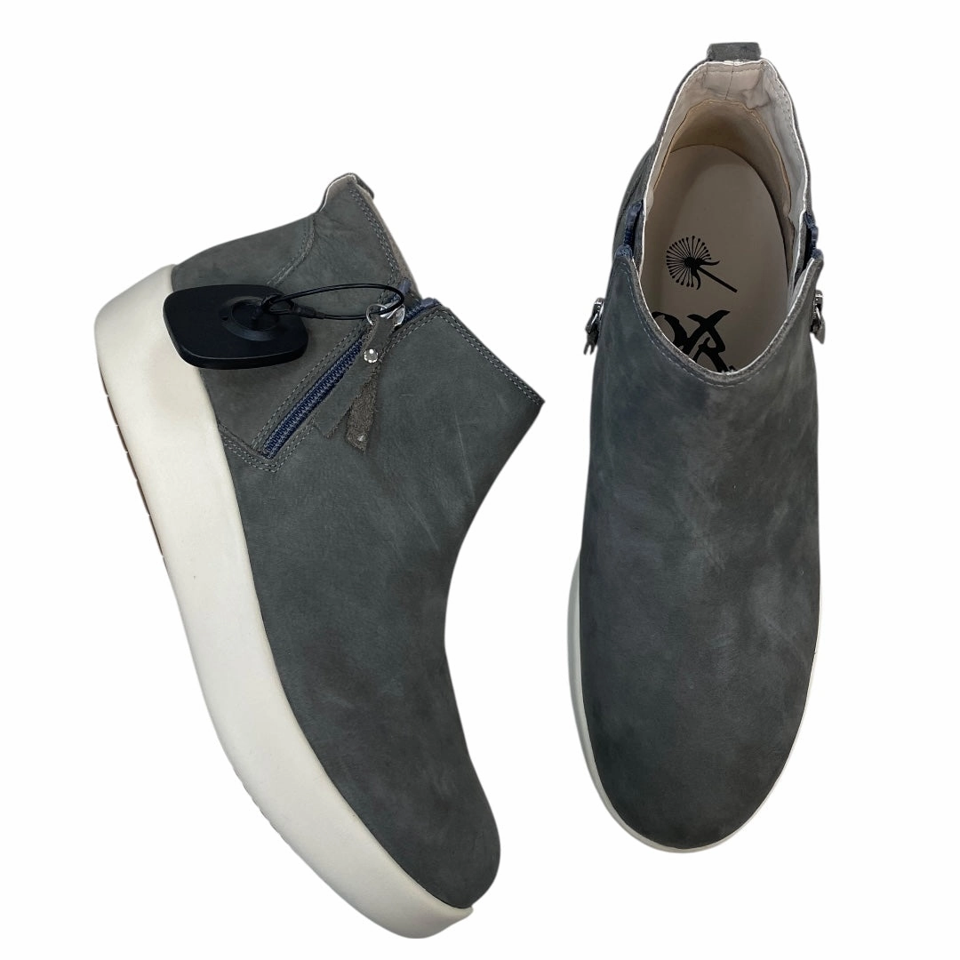 Structured ease Fitness Focus Shoes Sneakers By Otbt In Grey & White, Size:9.5