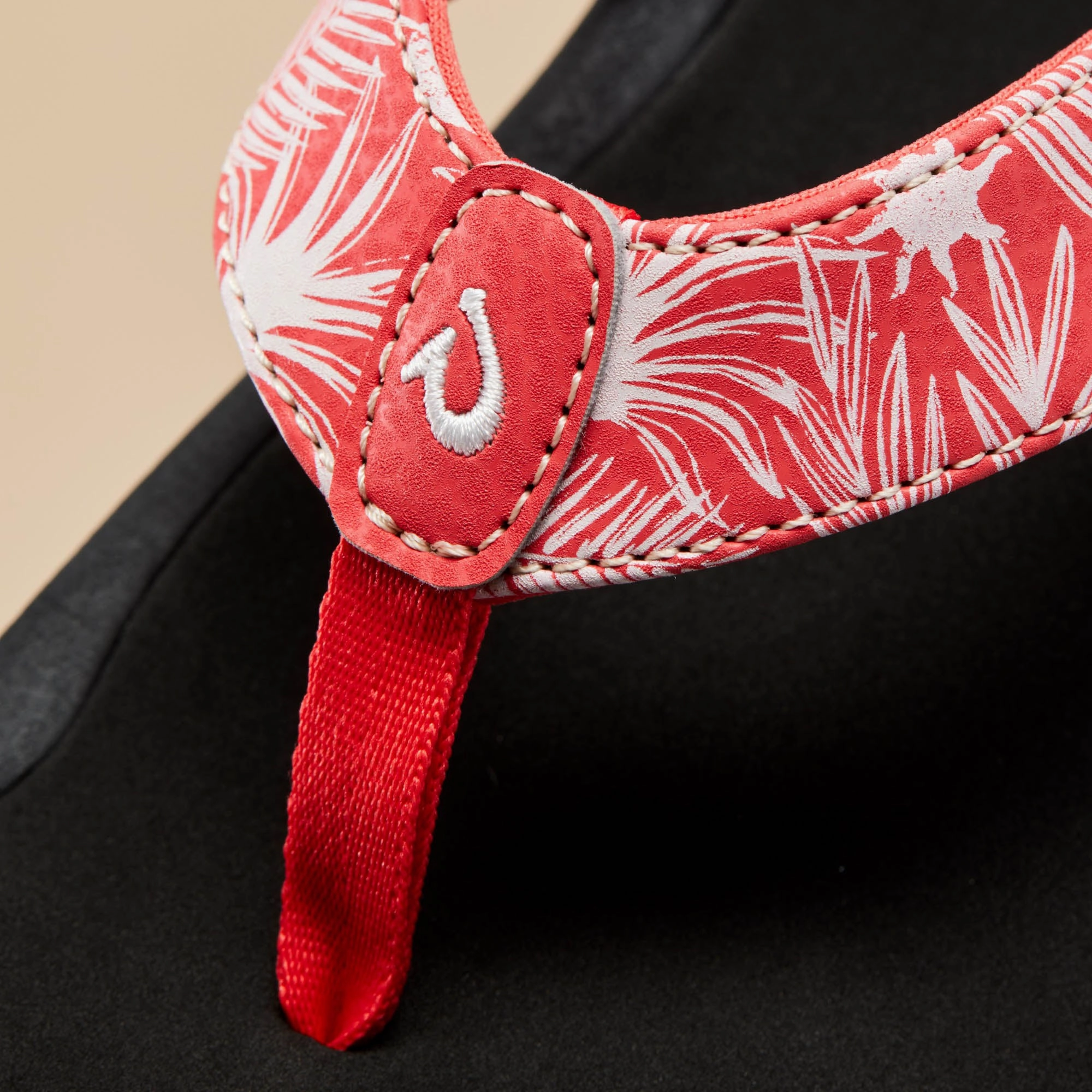 ??Ohana - Lehua Flower / Onyx Ergonomic Toe Post Design