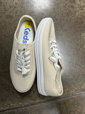 Shoes Sneakers By Keds In Cream, Size:9 Flexible Groove Tech Abrasion Resistant Guard