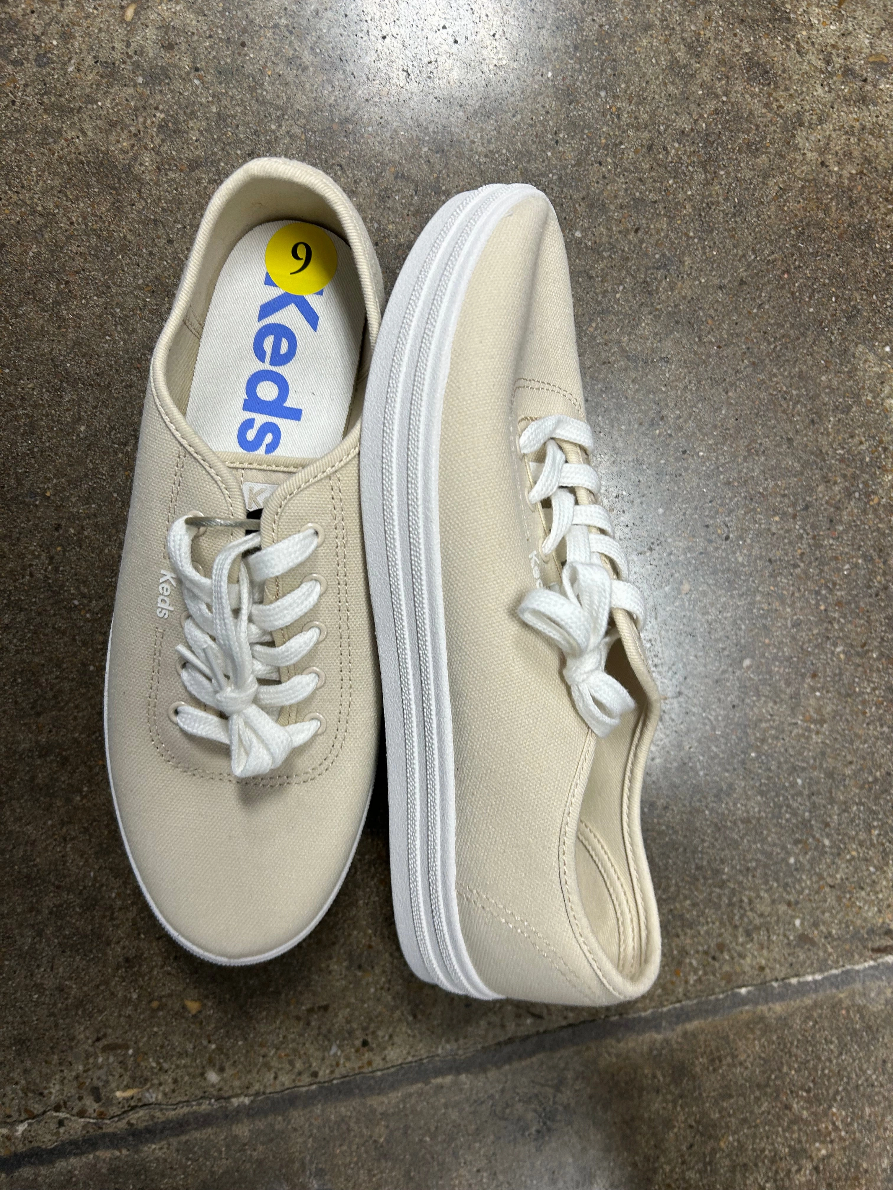 Shoes Sneakers By Keds In Cream, Size:9 Flexible Groove Tech Abrasion Resistant Guard