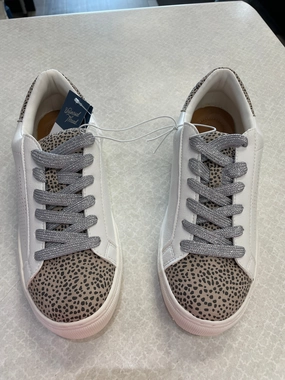 Flexible Shoes Sneakers By Universal Thread In White, Size: 8.5