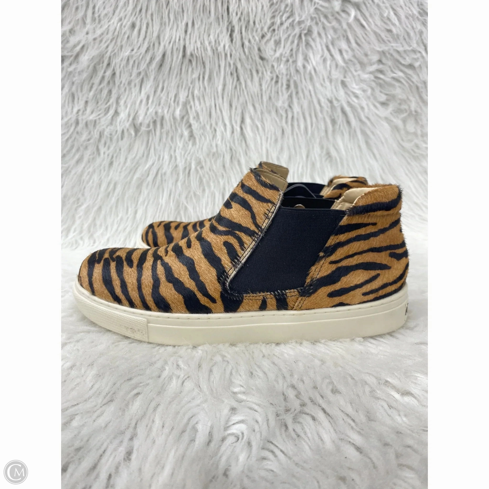 Hexagonal Lug Pattern Sneaker Discounts Shoes Sneakers By Coconuts In Animal Print, Size: 8