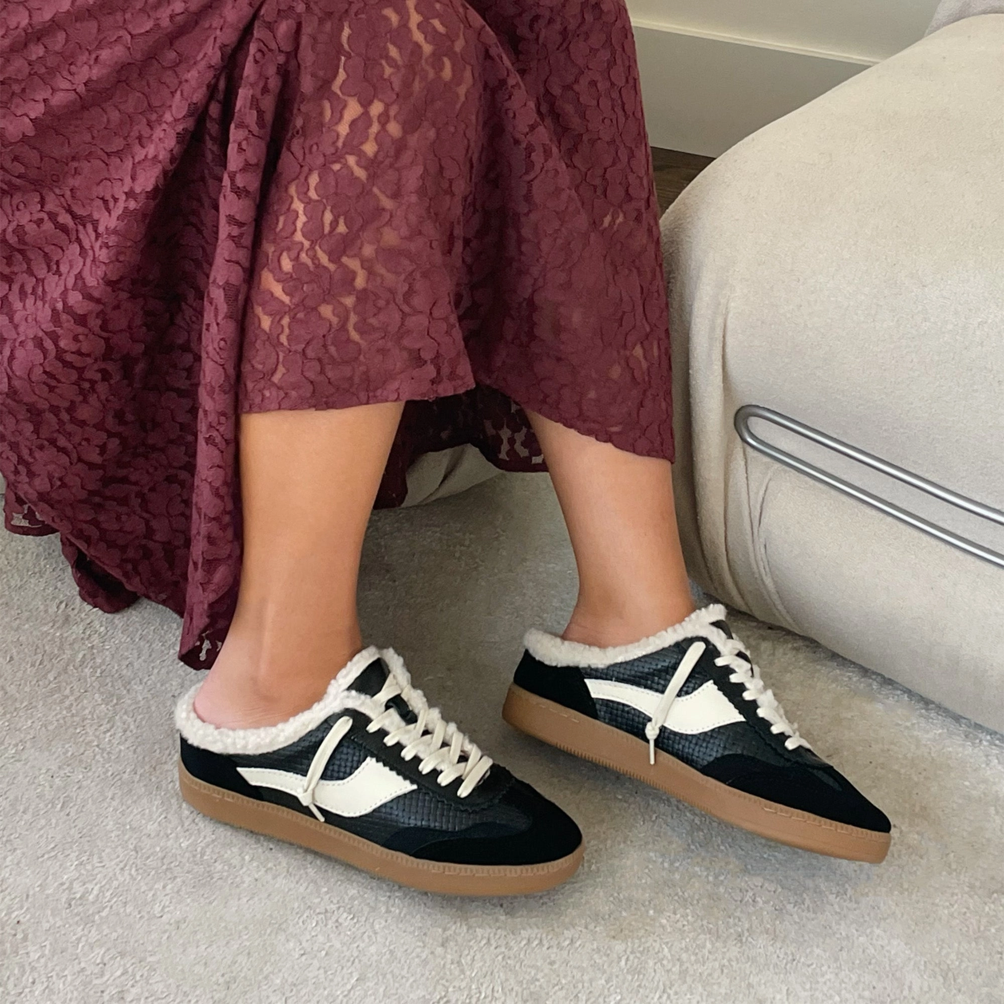 Everyday Basic NOTICE SLIDE PLUSH SNEAKERS BLACK WOVEN LEATHER
