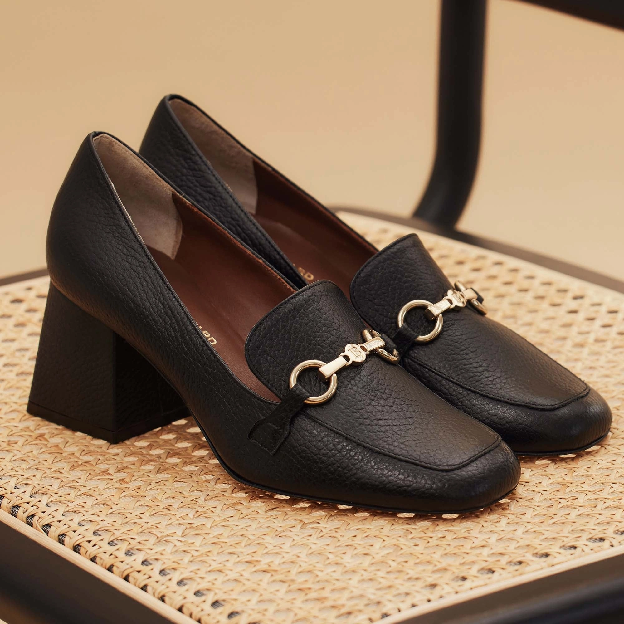 Vend?me Ambre black calfskin leather pumps Ventilated Design Breathable Knit Design