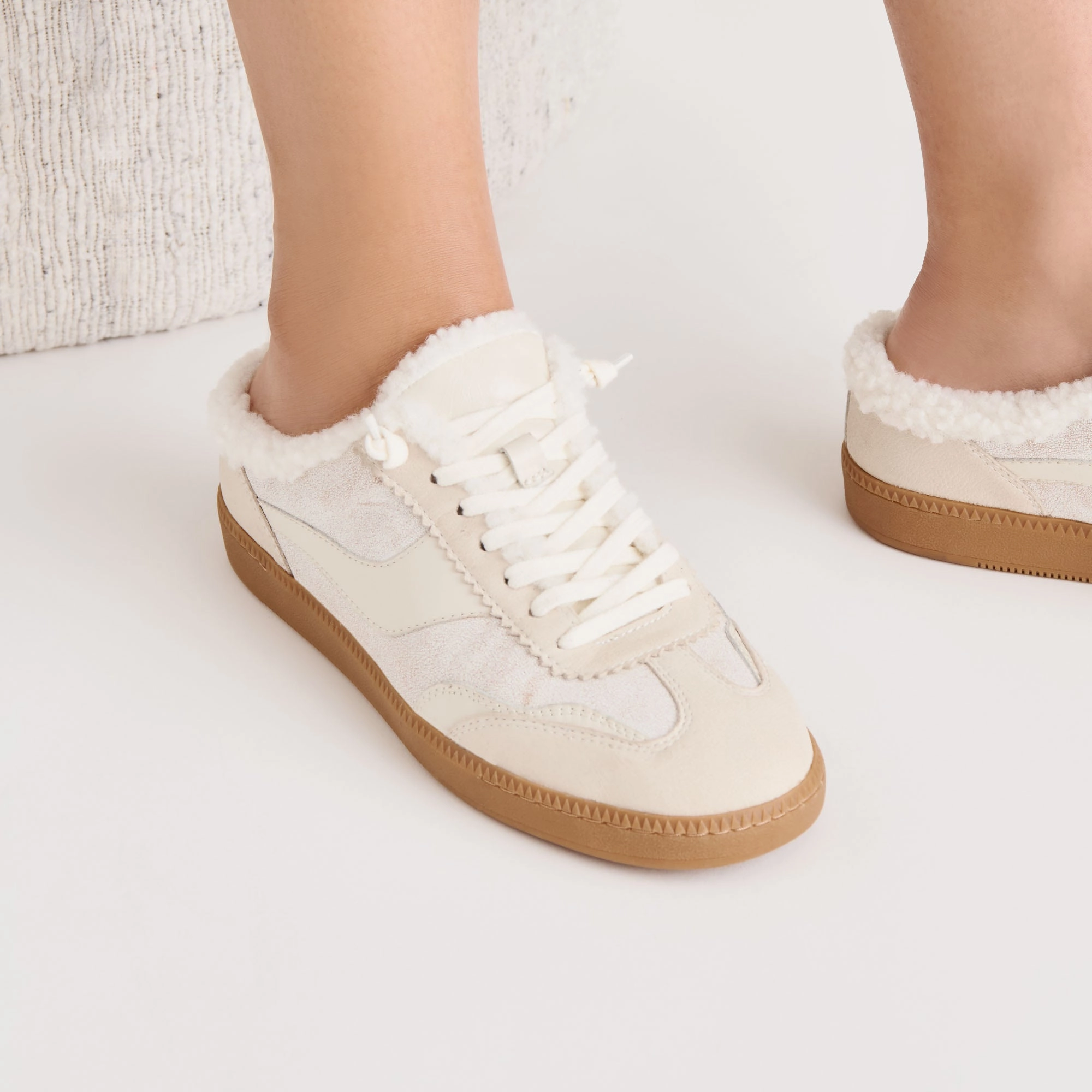 NOTICE SLIDE PLUSH SNEAKERS OFF WHITE CRACKLED LEATHER Smart Look Clean Interior Feel