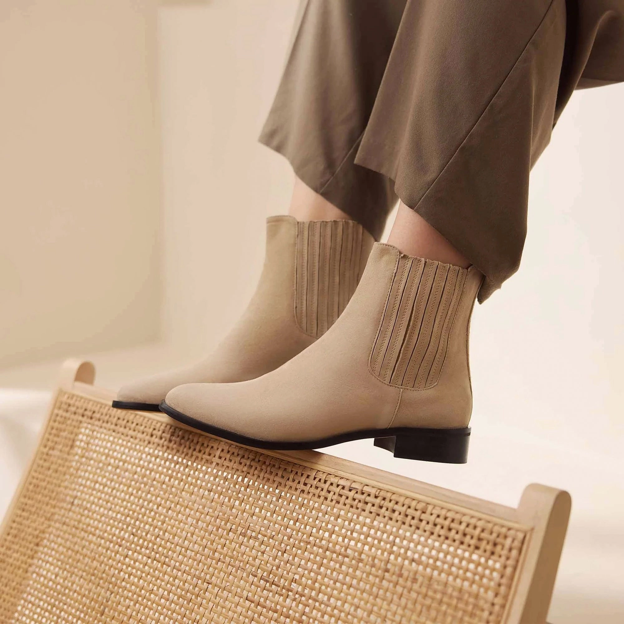 Vend?me Chey beige suede chelsea boots darkest Polka - dotted