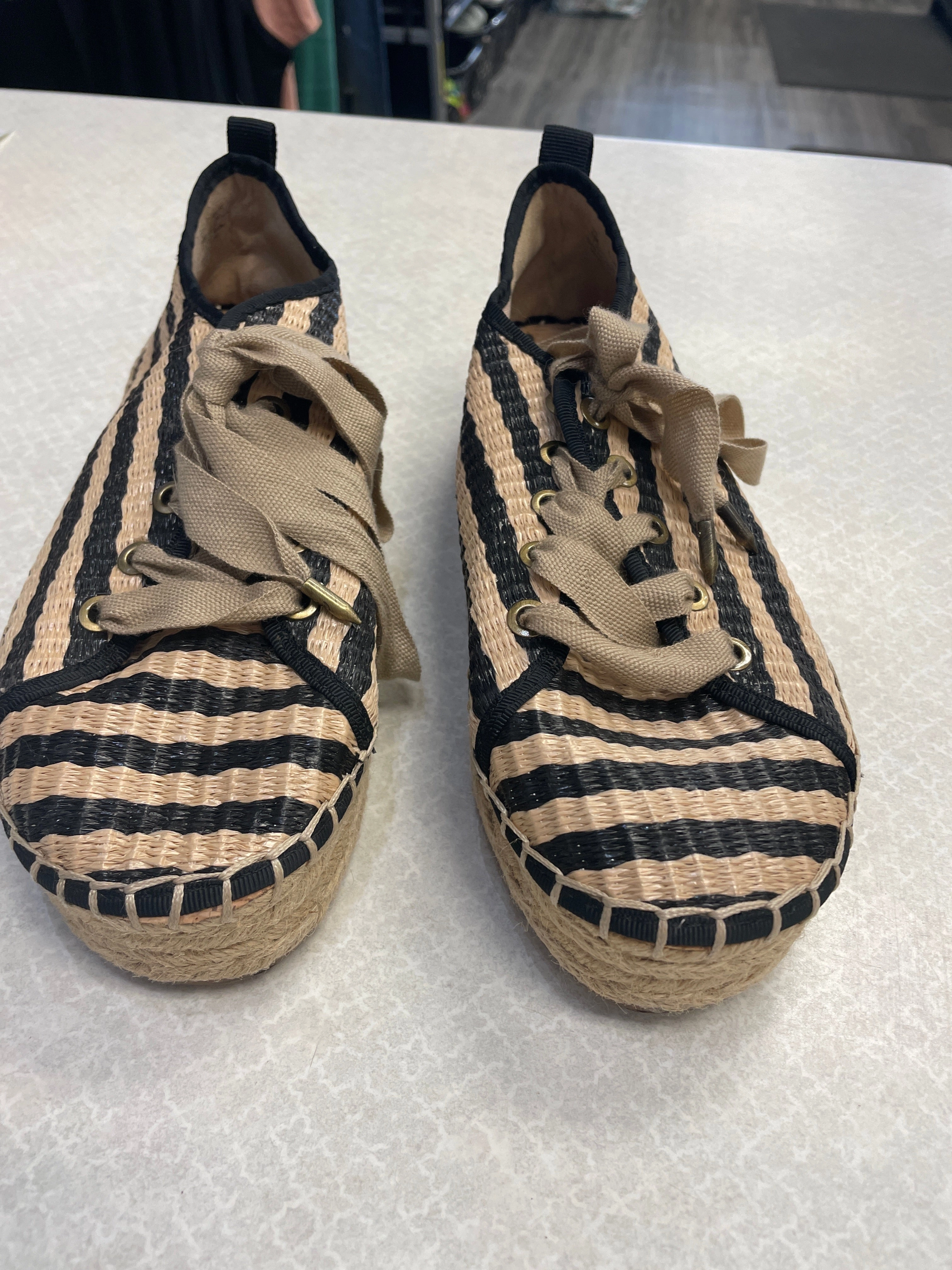 Plush Lining Iconic Piece Shoes Sneakers By Sam Edelman In Black & Tan, Size: 8