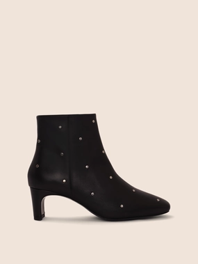 Grippy Outsole Trail Runner Salema Black Stud Boot