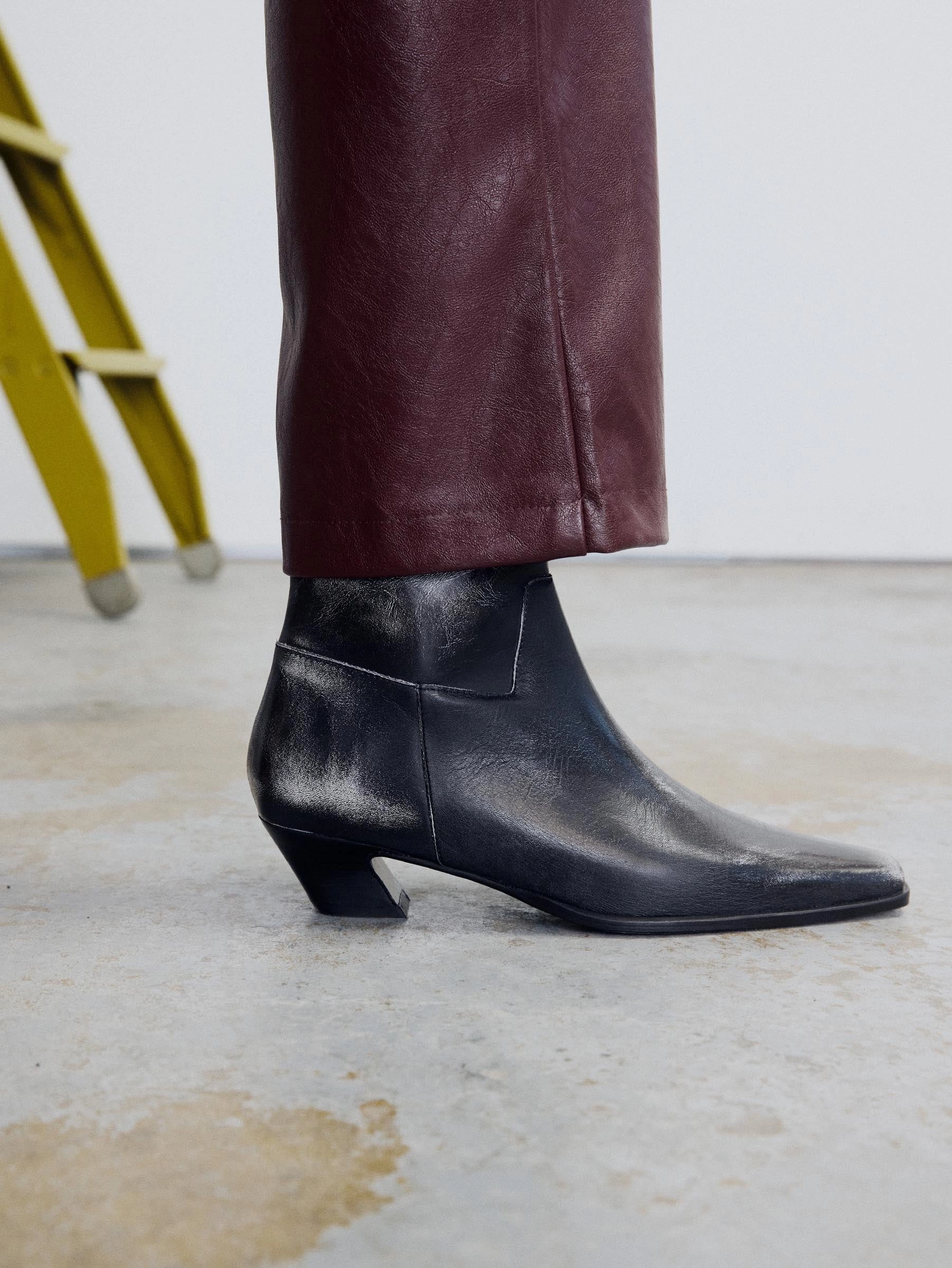 Structured Fit Low Top Lucena Black Boot