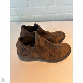 Moisture   Wicking LeatherUpper Shoes Sneakers By Bzees In Brown, Size: 8