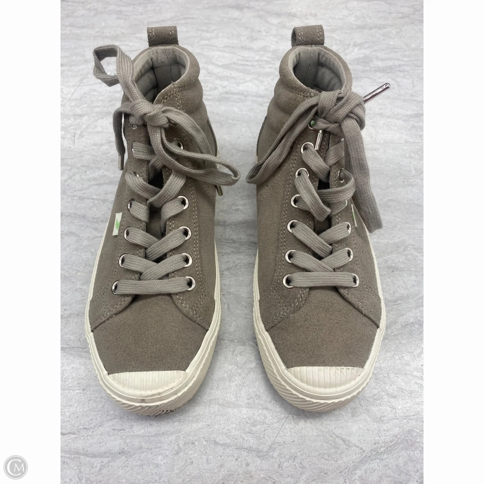 Non-Slip Sole Shoes Sneakers By Cariuma In Taupe, Size: 5