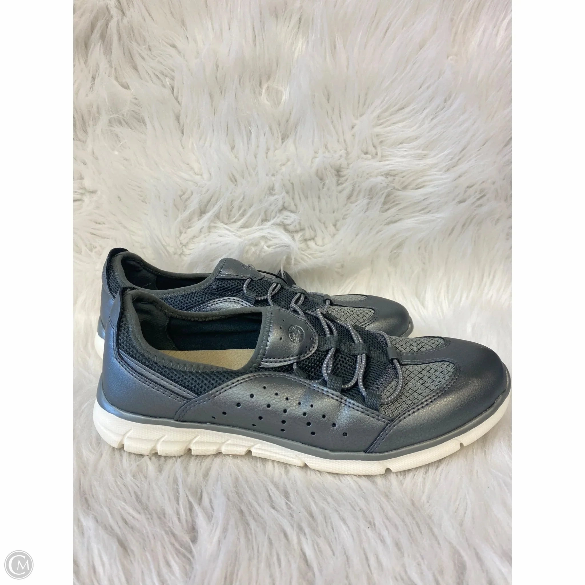 Outdoor Steps Shoes Sneakers By Clothes Mentor In Silver, Size: 9