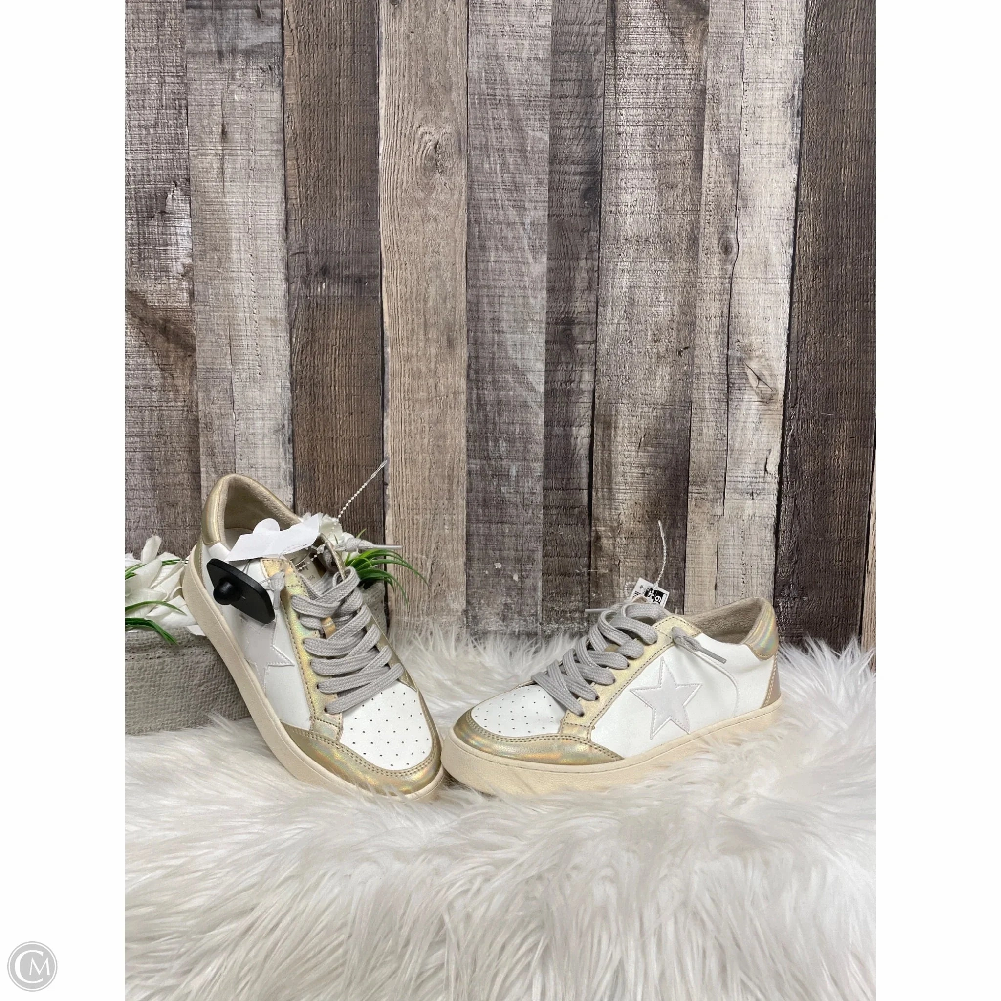 Shoes Sneakers By Cme In Gold & White, Size: 6.5 Athletic Aesthetic Active Motion