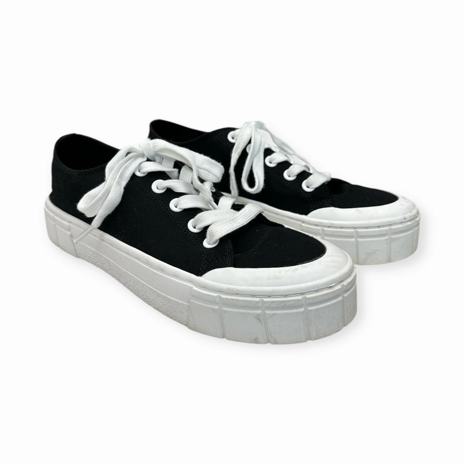 Shoes Sneakers By Mad Love In Black & White, Size: 10 Stitch Free Uppers Slip Resistant Pattern