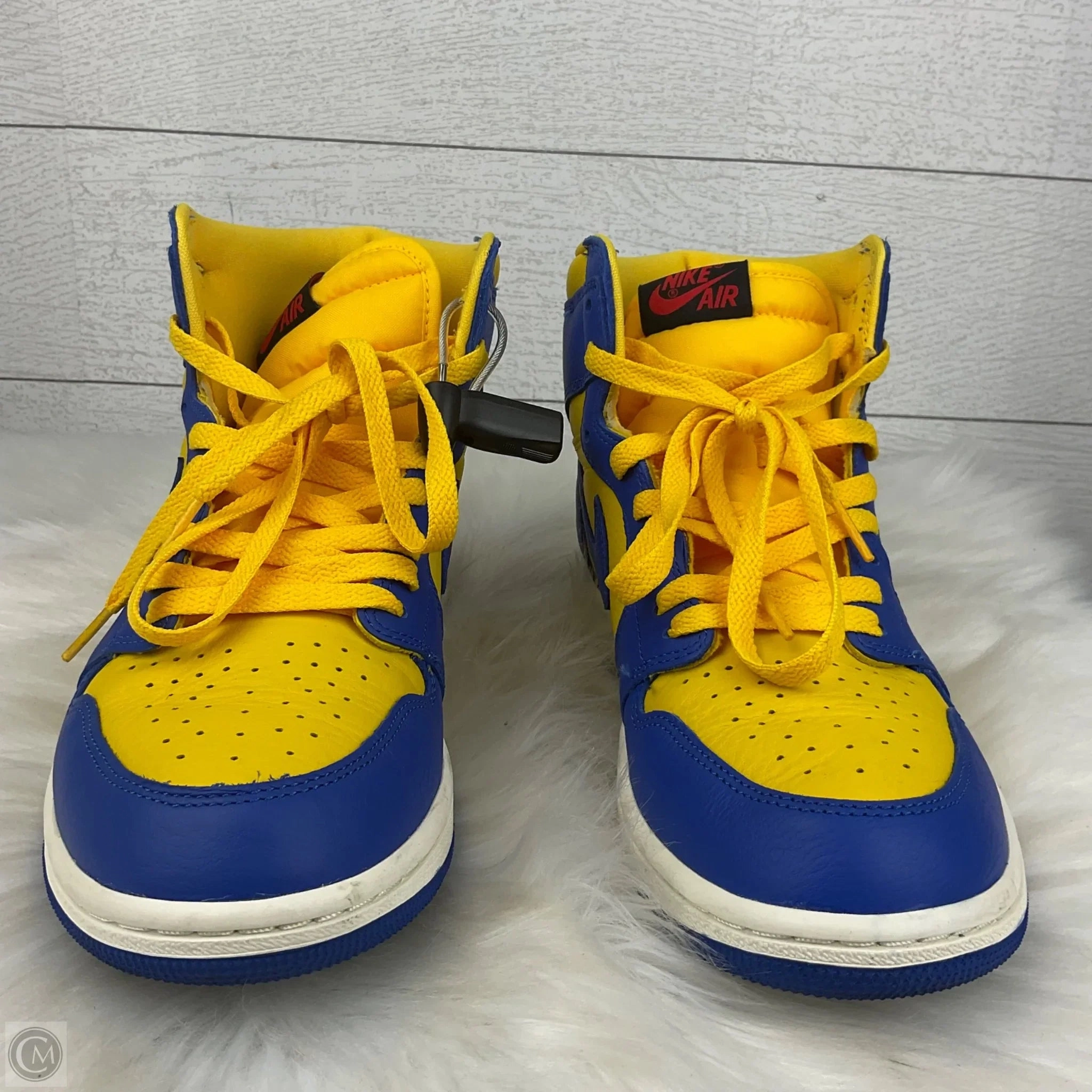 Stable platform Ventilation Ports Shoes Sneakers By Nike In Blue & Yellow, Size: 10