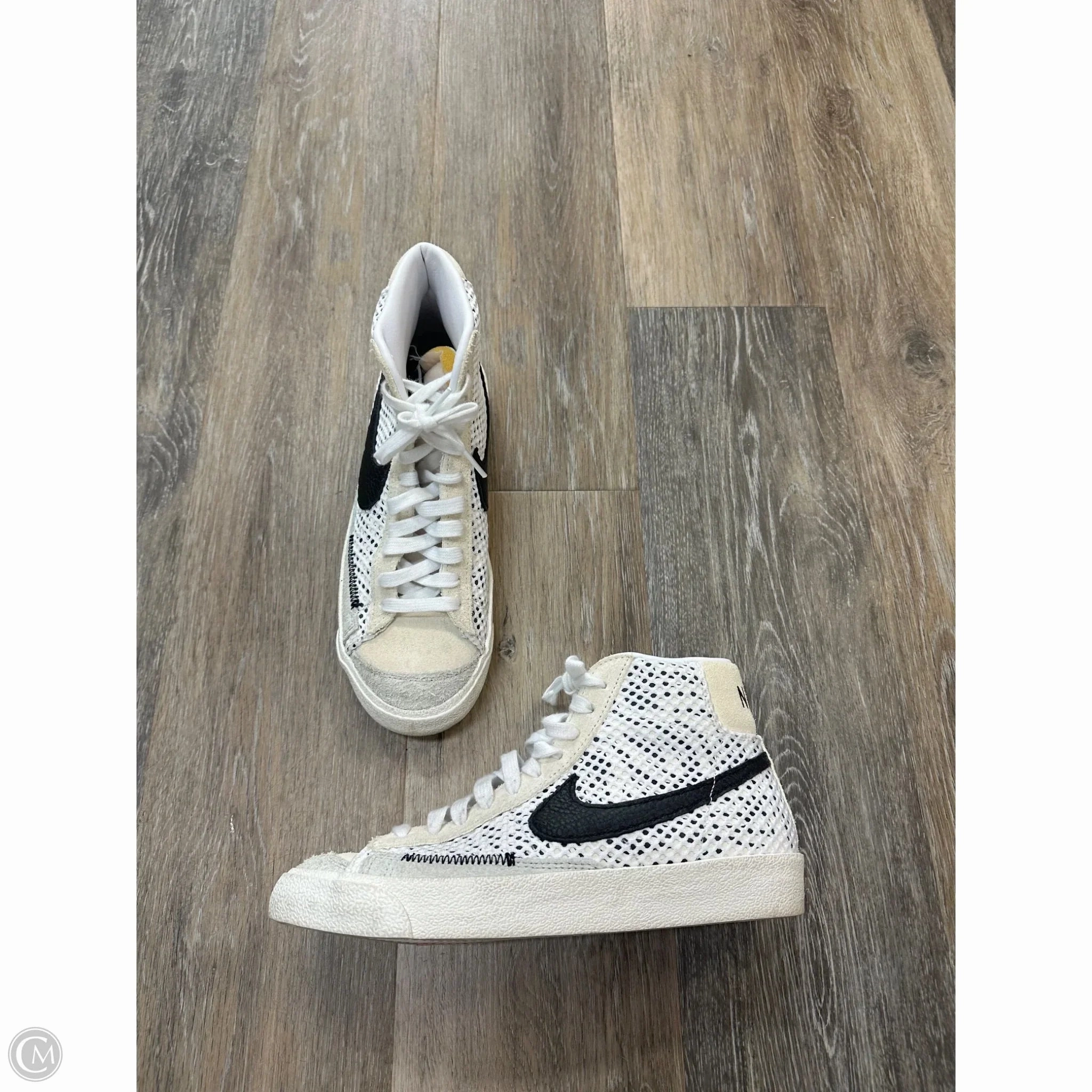 Shoes Sneakers By Nike In White, Size: 8.5/7Y PUMidsole