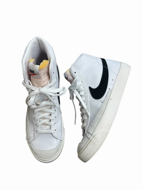 Shoes Sneakers By Nike In White, Size: 9 Grip Enhancing Pattern Dual Density Insole