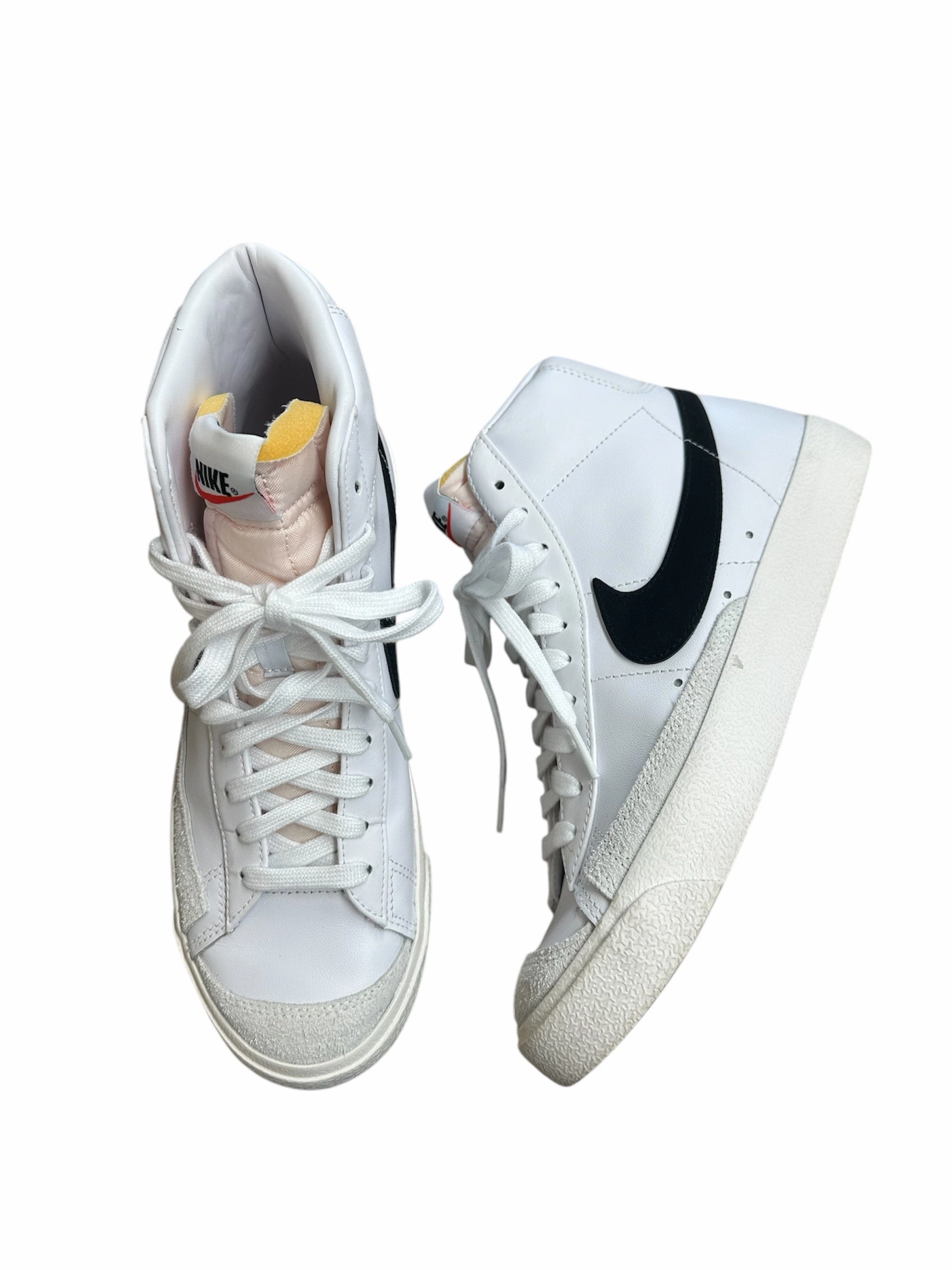 Shoes Sneakers By Nike In White, Size: 9 Grip Enhancing Pattern Dual Density Insole