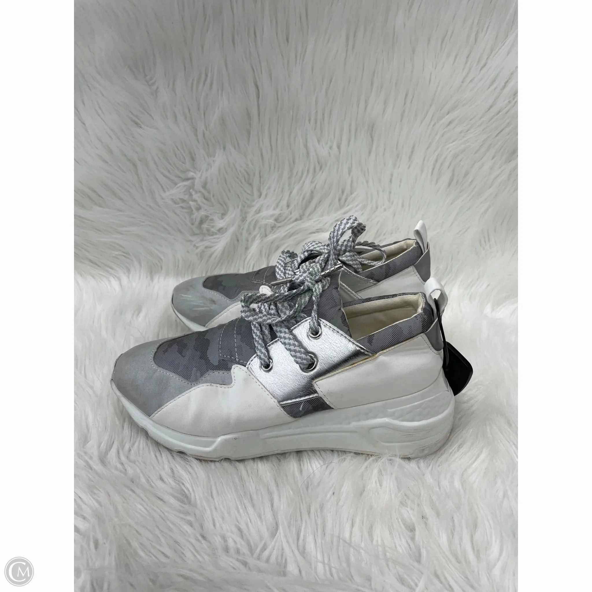 Anatomical Heel Cup Shoes Sneakers By Steve Madden In Grey & White, Size: 9