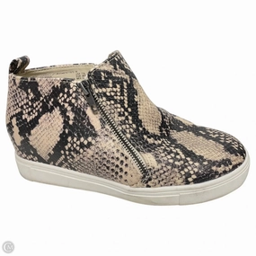 Smooth Feel Responsive Shoes Sneakers By Time And Tru In Snakeskin Print, Size: 7.5