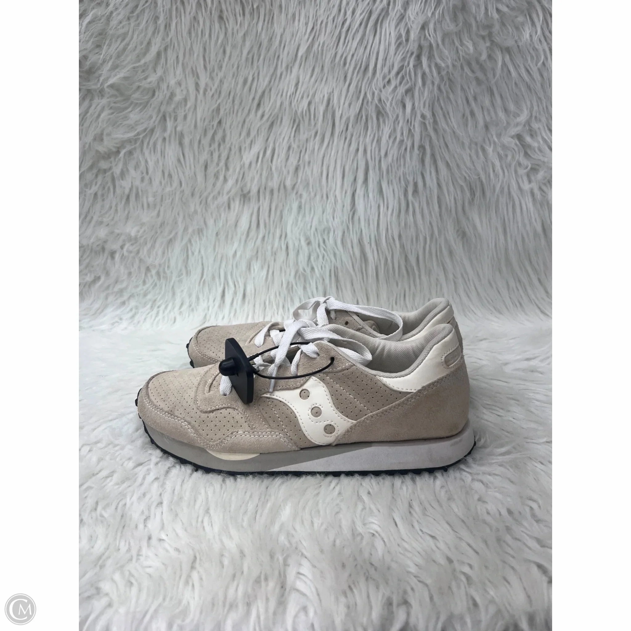 Shoes Sneakers By Saucony In Tan & White, Size: 8 All Terrain Grip Pattern Comfort Linings