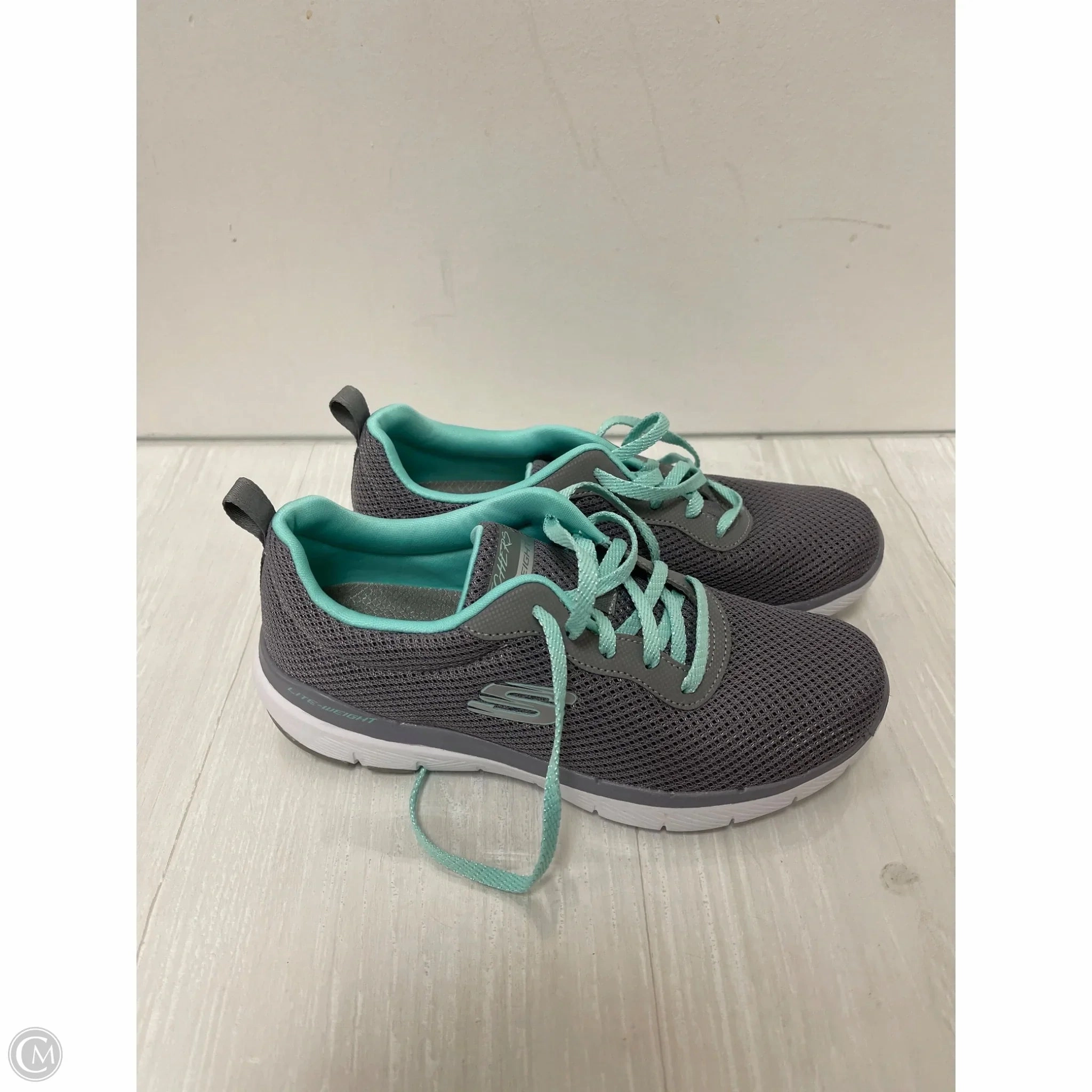 Supportive frame Shoes Sneakers By Skechers In Grey, Size: 6