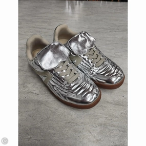 Shoes Sneakers By Cushionaire In Silver, Size: 8.5 Comfortable Sole Moisture Management Layer