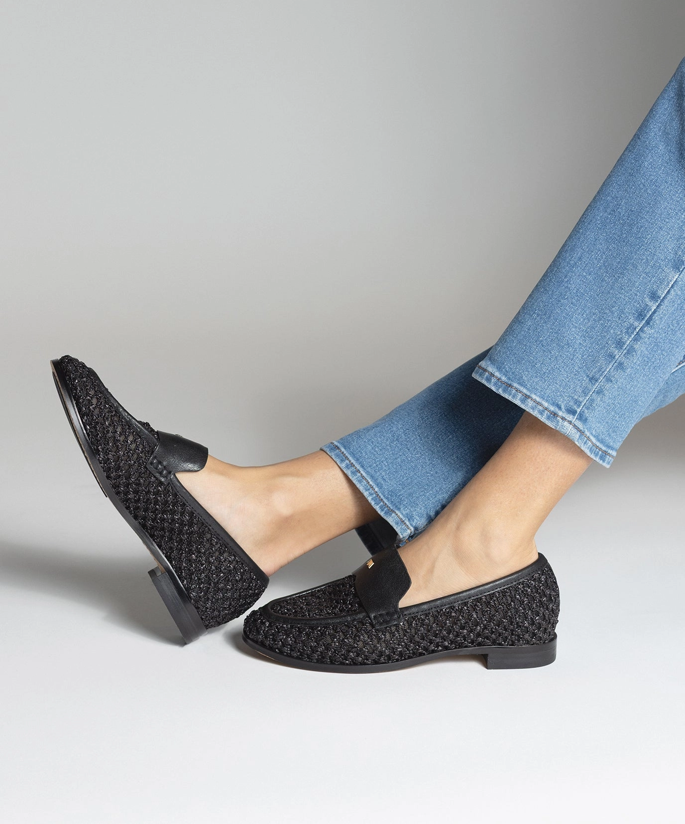 The Starling 20 - Black Openweave Open Square