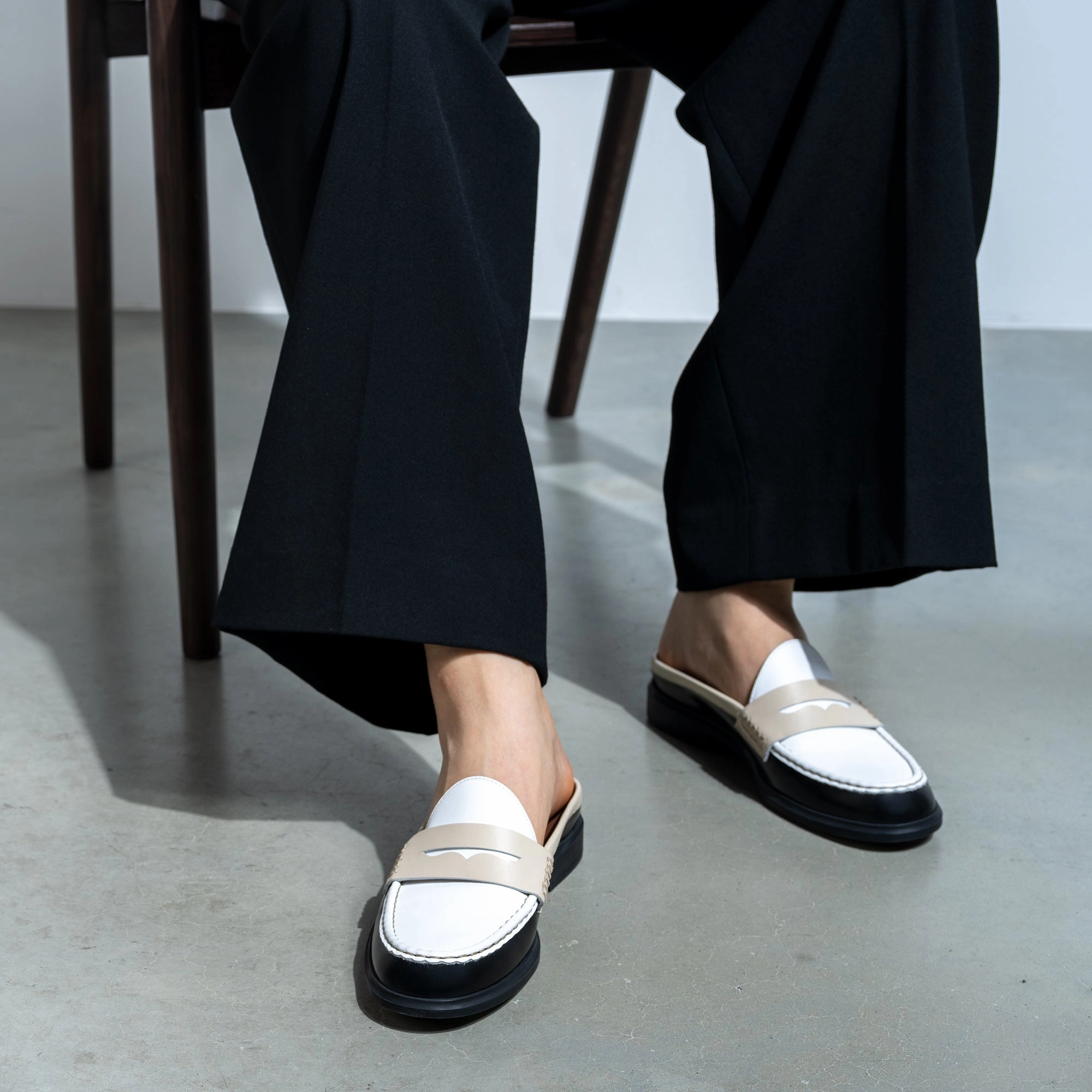 Ventilated Design toddlers - specific features Vend?me Blandine Black And White Calfskin Leather Mules With White Details