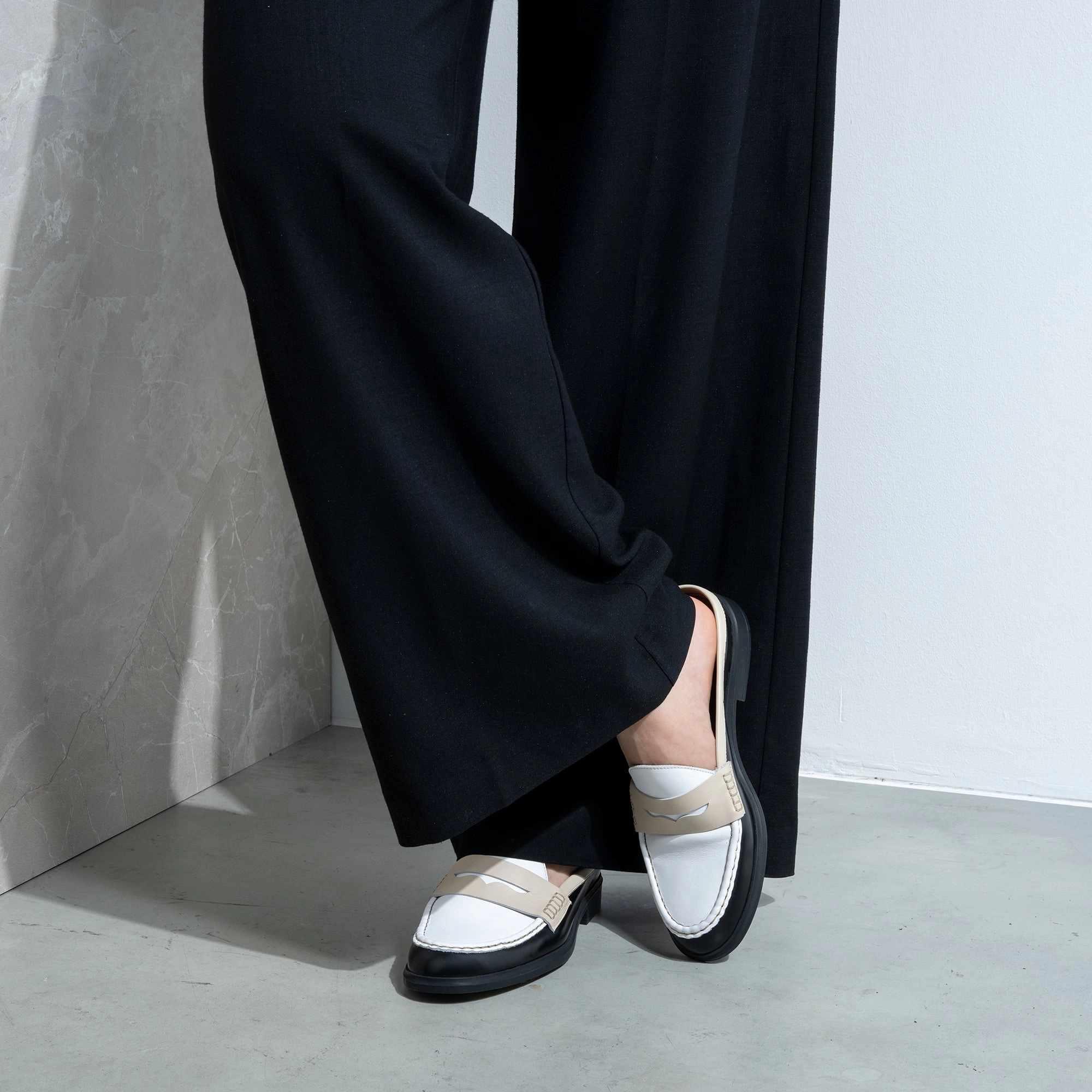 Vend?me Blandine Black And White Calfskin Leather Mules With White Details Ventilated luxury - level
