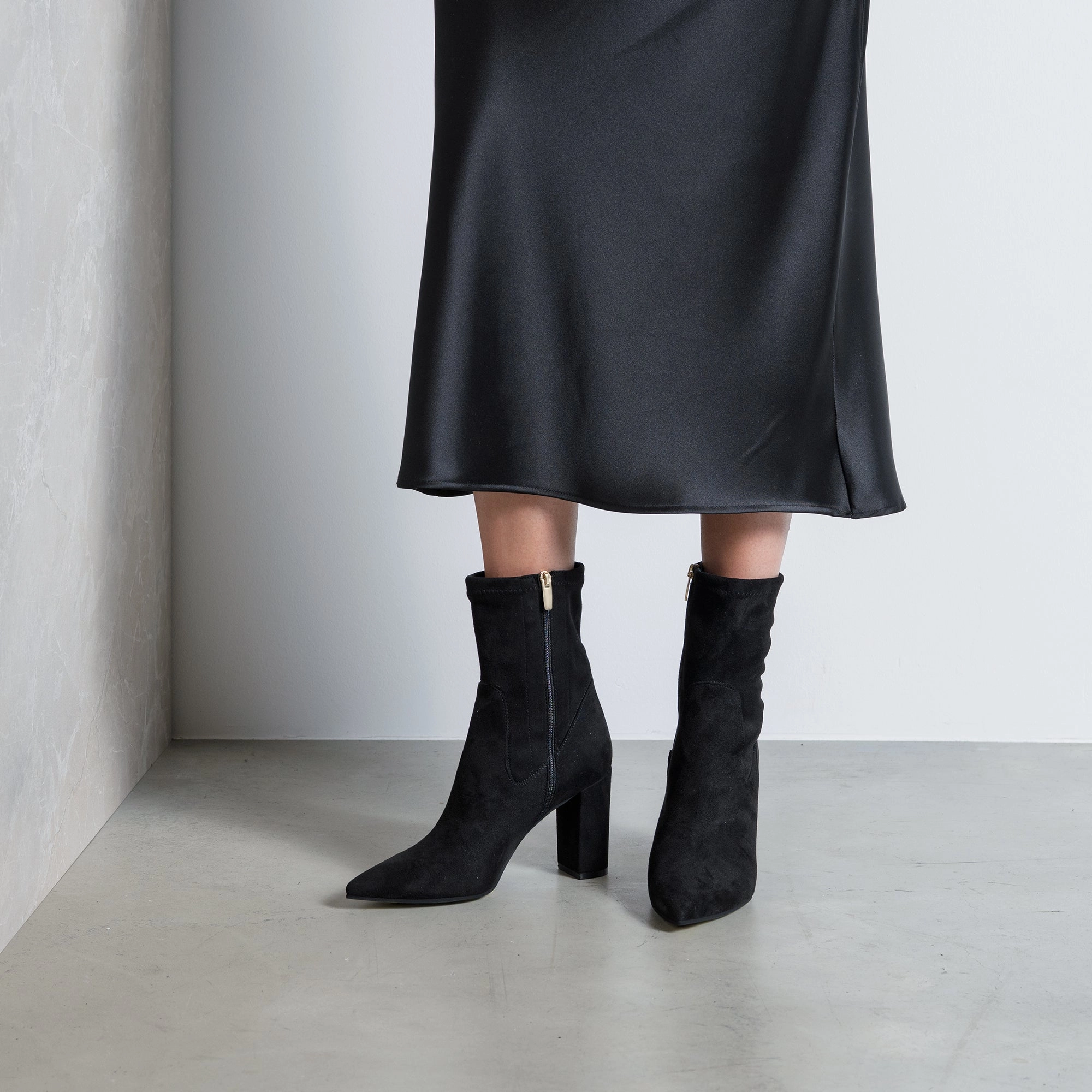 Vend?me Fem black nylon stretch suede heels athletes'