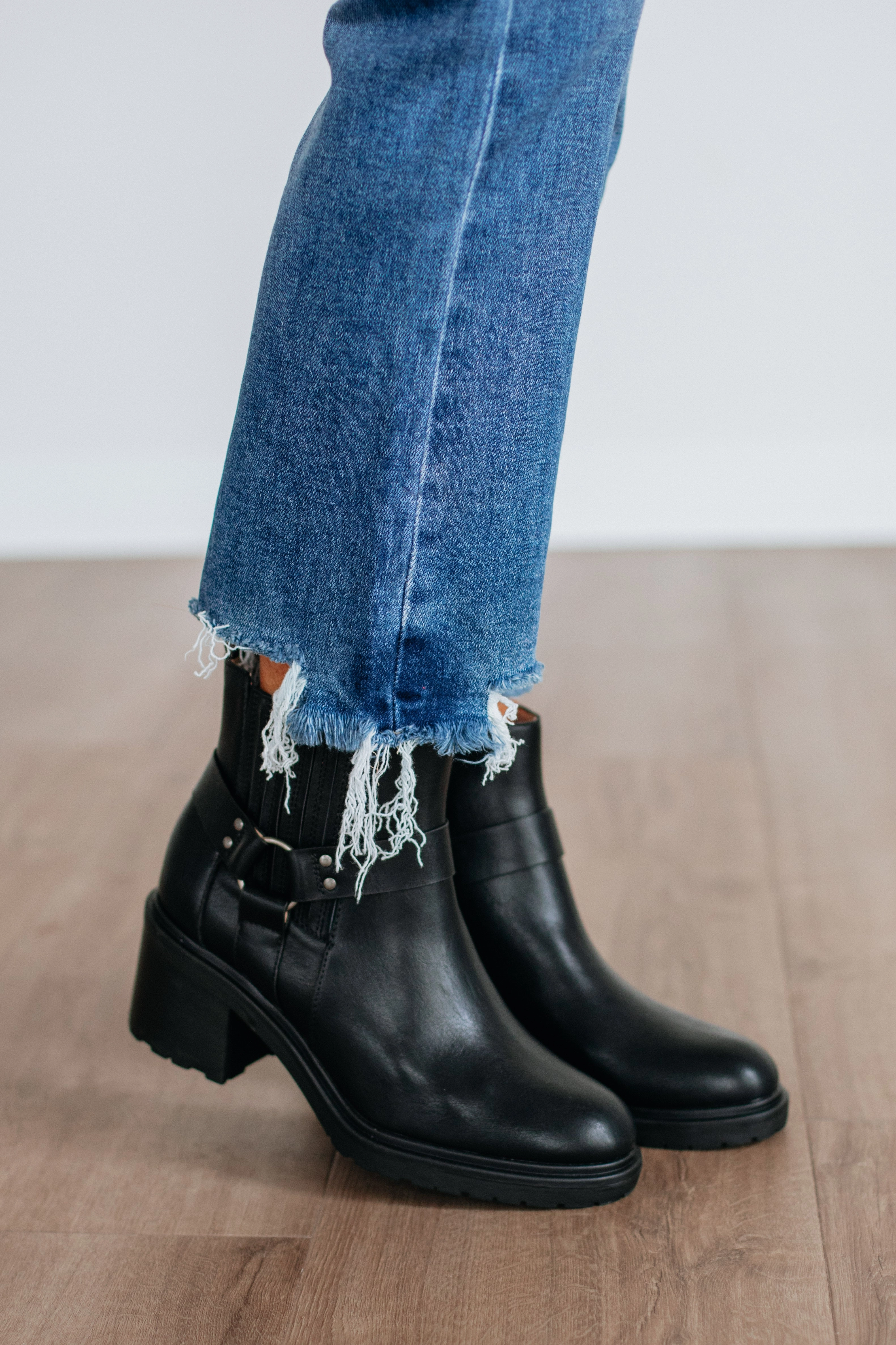 Not So Complicated Boots - Black Modern Bold Camera Look
