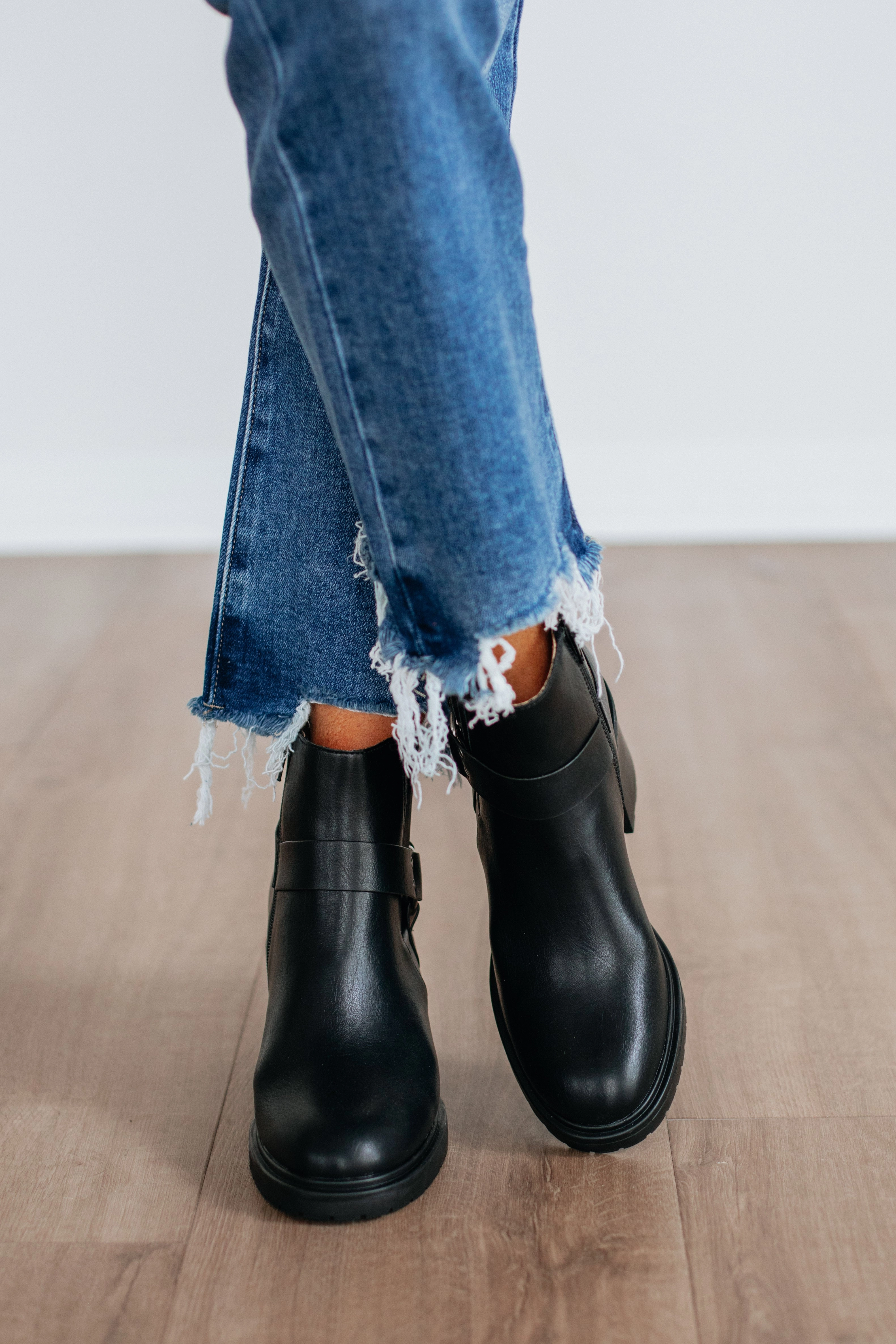 Not So Complicated Boots - Black Padded Collar Support Rapid pace